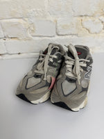Y1.5 GRAY NEW BALANCE TENNIS SHOES
