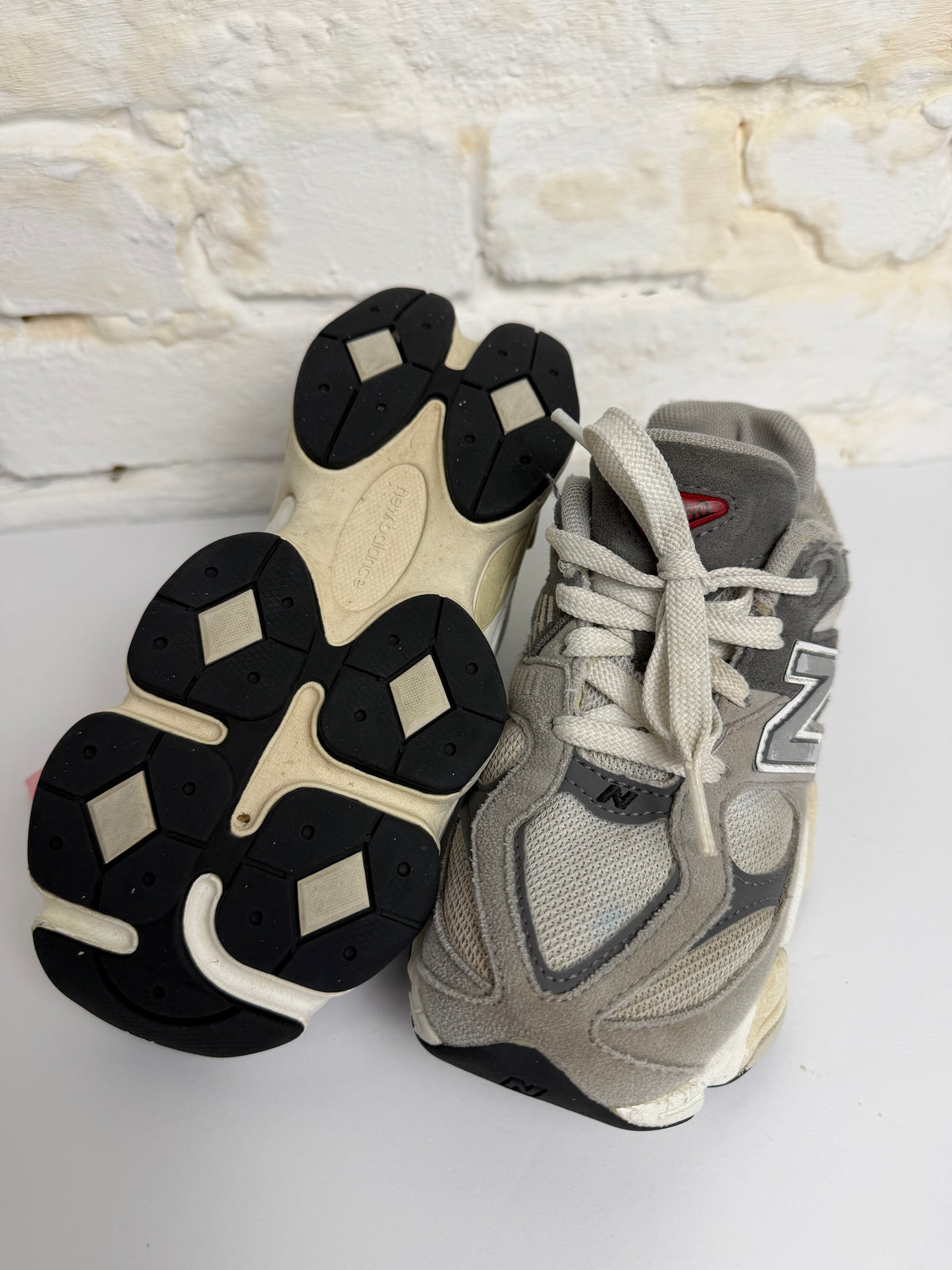 Y1.5 GRAY NEW BALANCE TENNIS SHOES