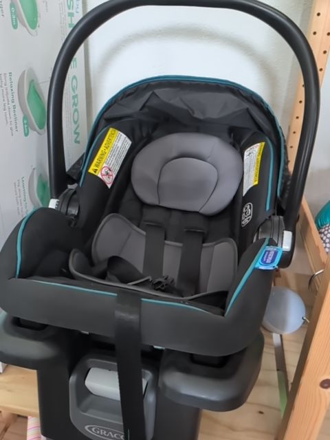 BLACK GRACO SNUGRIDE CAR SEAT
