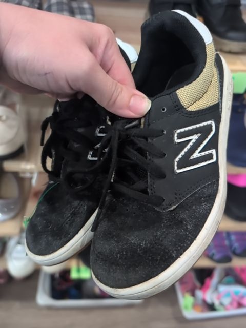 C13.5 BLACK NEW BALANCE SUEDE SHOE