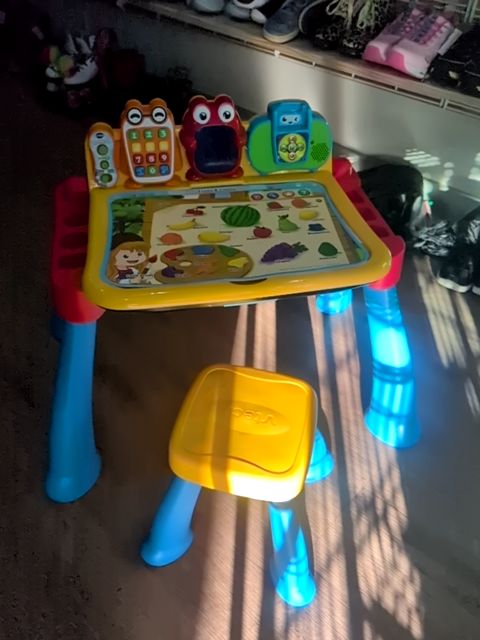 GENTLY USED MULTI VTECH LEARNING DESK