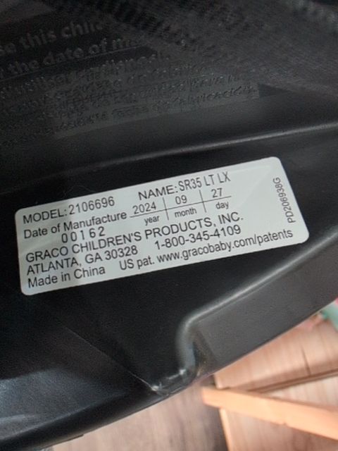 BLACK GRACO SNUGRIDE CAR SEAT