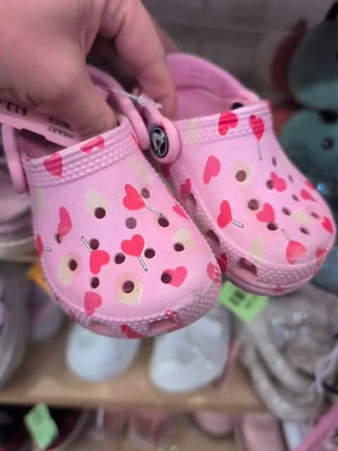 C6 PINK CROCS HEART CROCS