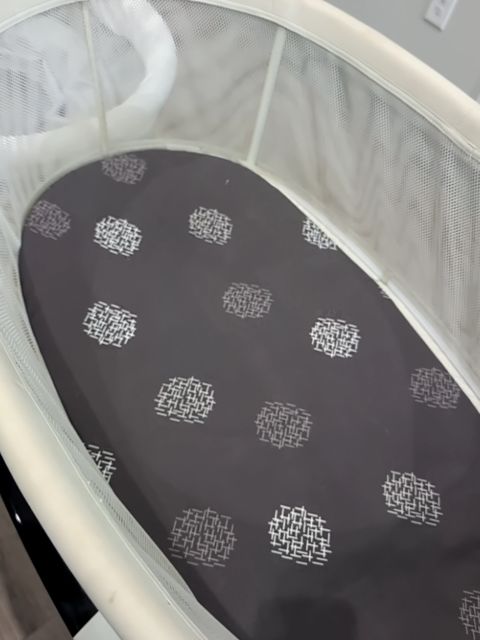 GENTLY USED CREAM 4MOMS MOTION BASSINET