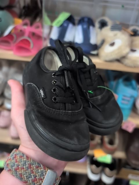C7.5 BLACK VANS LACE UP VANS